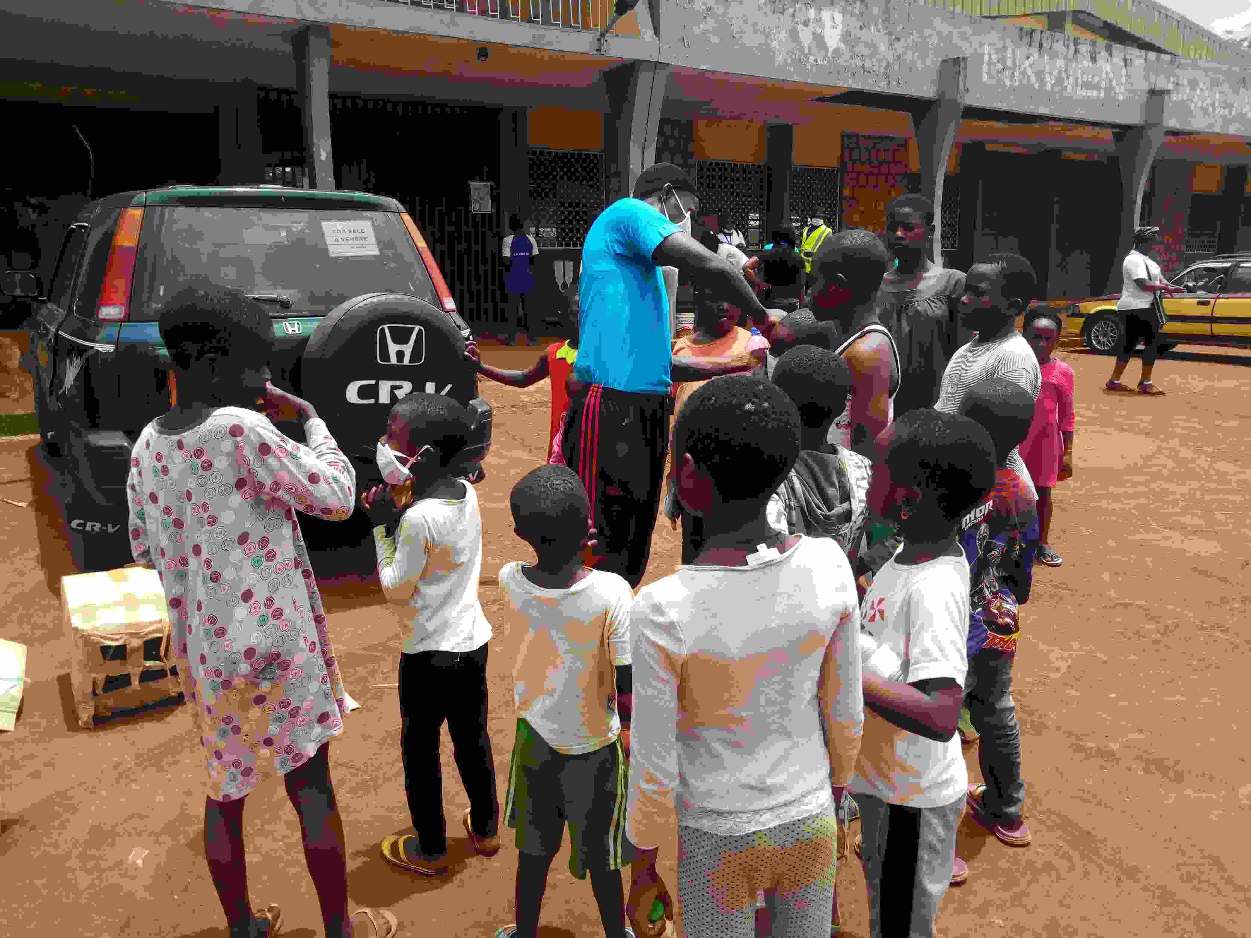Muma Azehfor distributing mask to children Muma Azehfor distributing mask to children