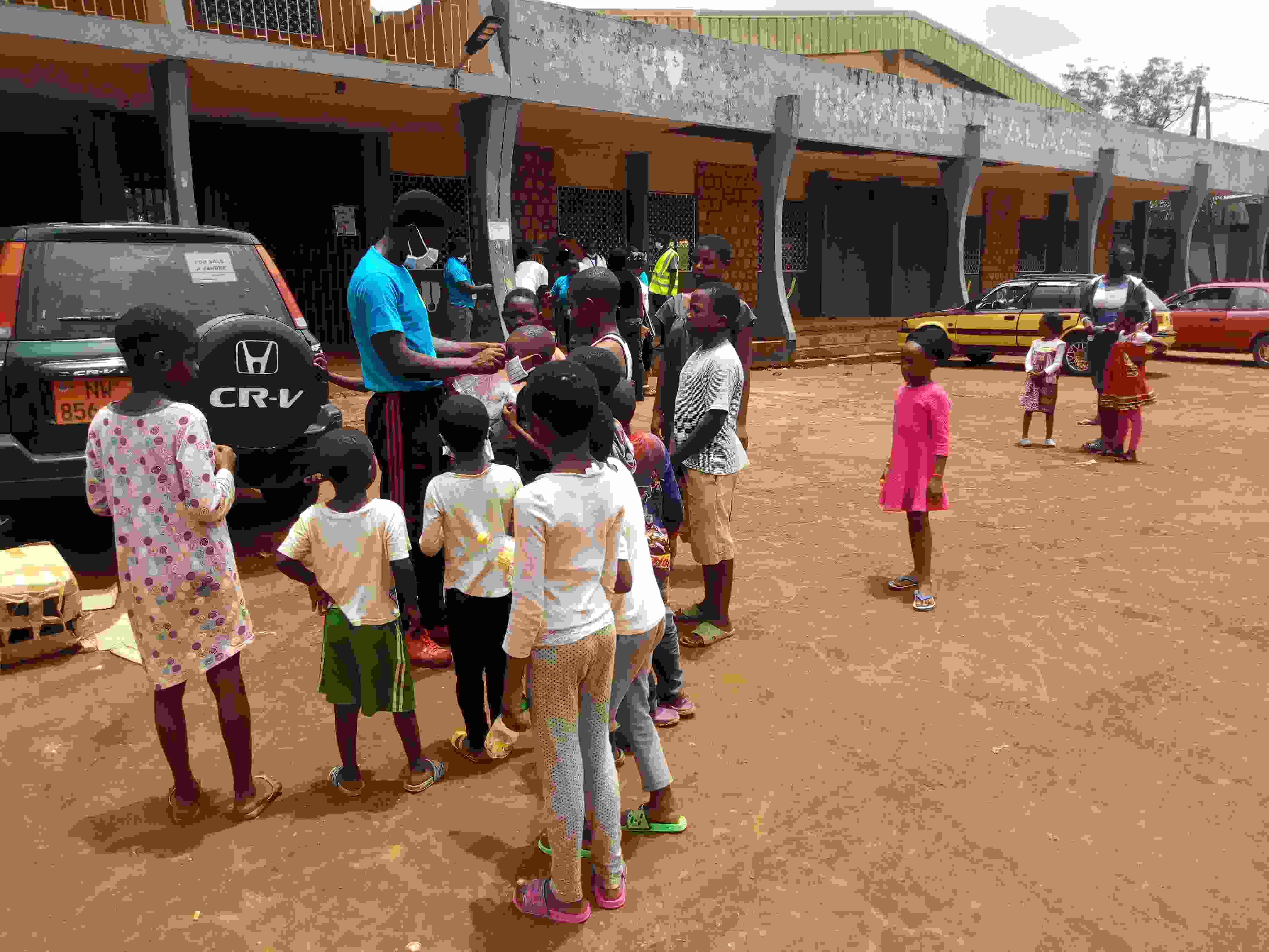 Muma Azehfor teaching children how to put on mask Muma Azehfor teaching children how to put on mask
